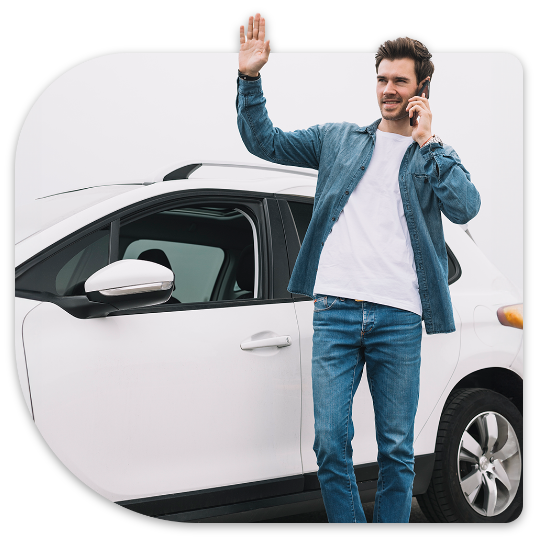 Homem acenando perto do carro