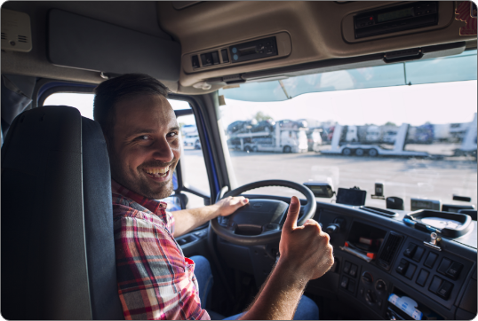 Motorista de caminhão sorrindo e fazendo sinal de positivo